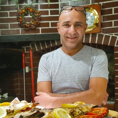Abdoul e Il suo Pesce In Teglia cotto al forno a legna